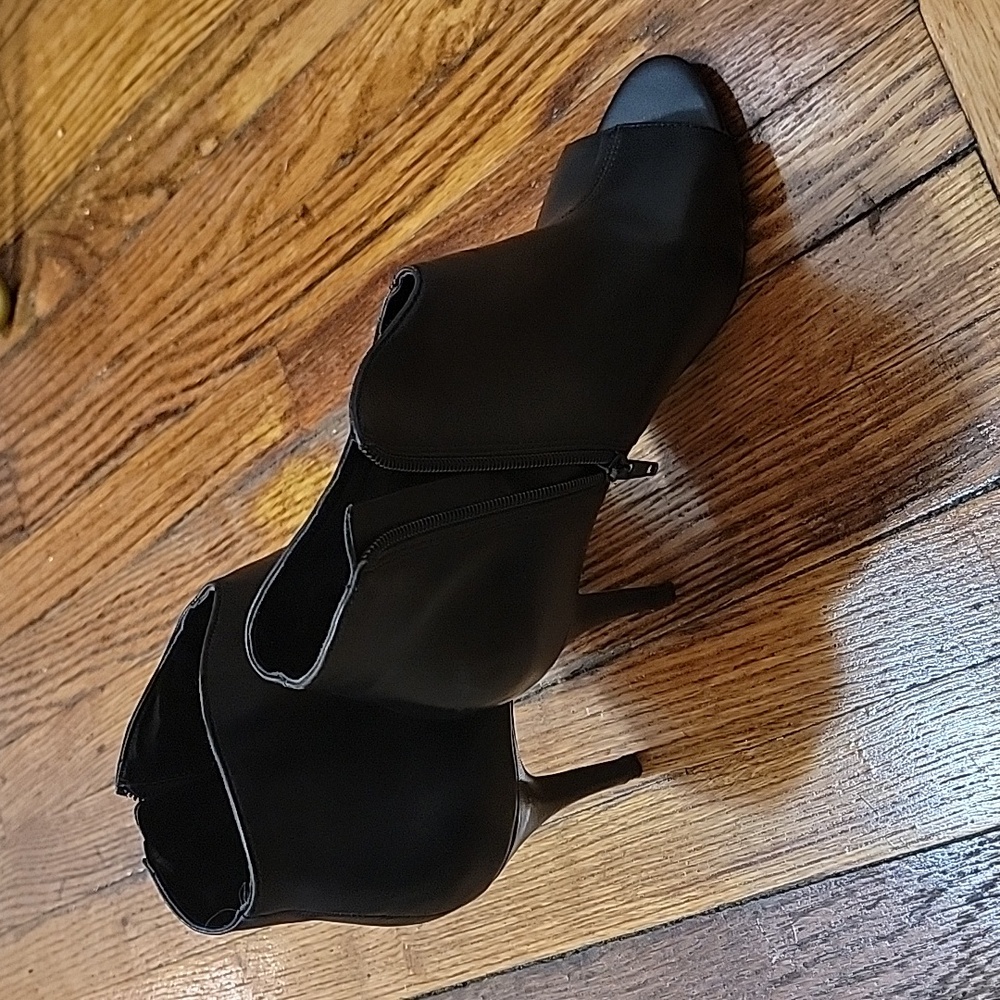 Nine West: Black open toe booties - Picture 2 of 5
